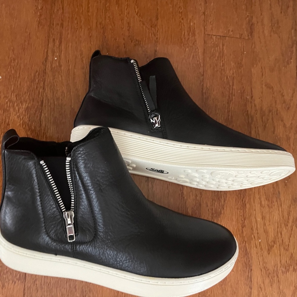 Sofft Britton Zip Black Leather Booties